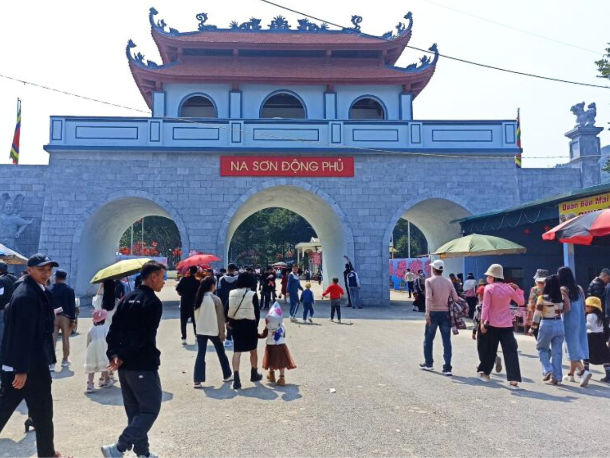 Phủ Na còn được biết đến với tên gọi trang trọng là Na Sơn Động Phủ. 