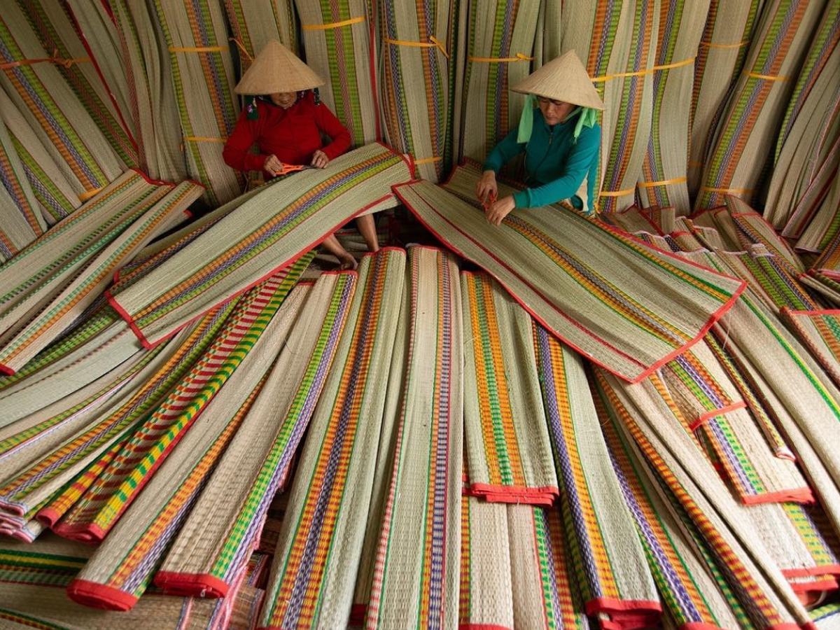 Chiếu cói dệt thủ công của địa phương nổi bật với họa tiết đẹp, độ bền cao. 