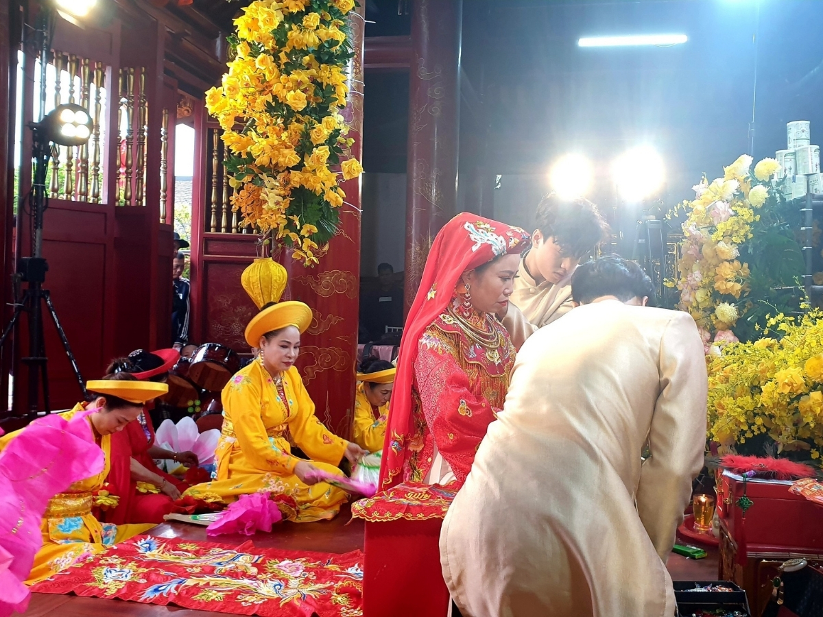 Nghi lễ thờ Mẫu được tiến hành tại Phủ Sung. 