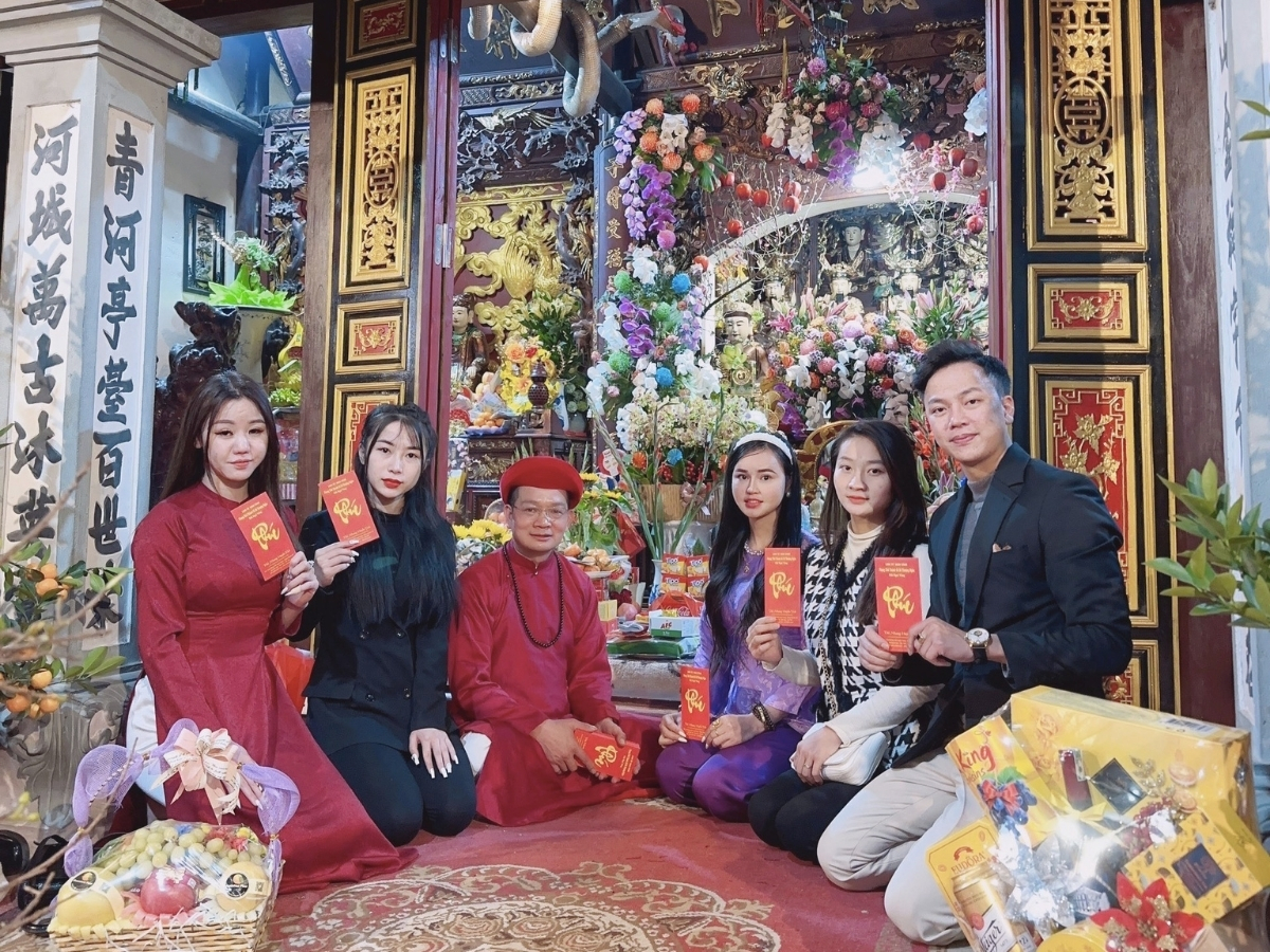 Hiện nay nhiều du khách thể hiện hứng thú với tín ngưỡng thờ Mẫu.