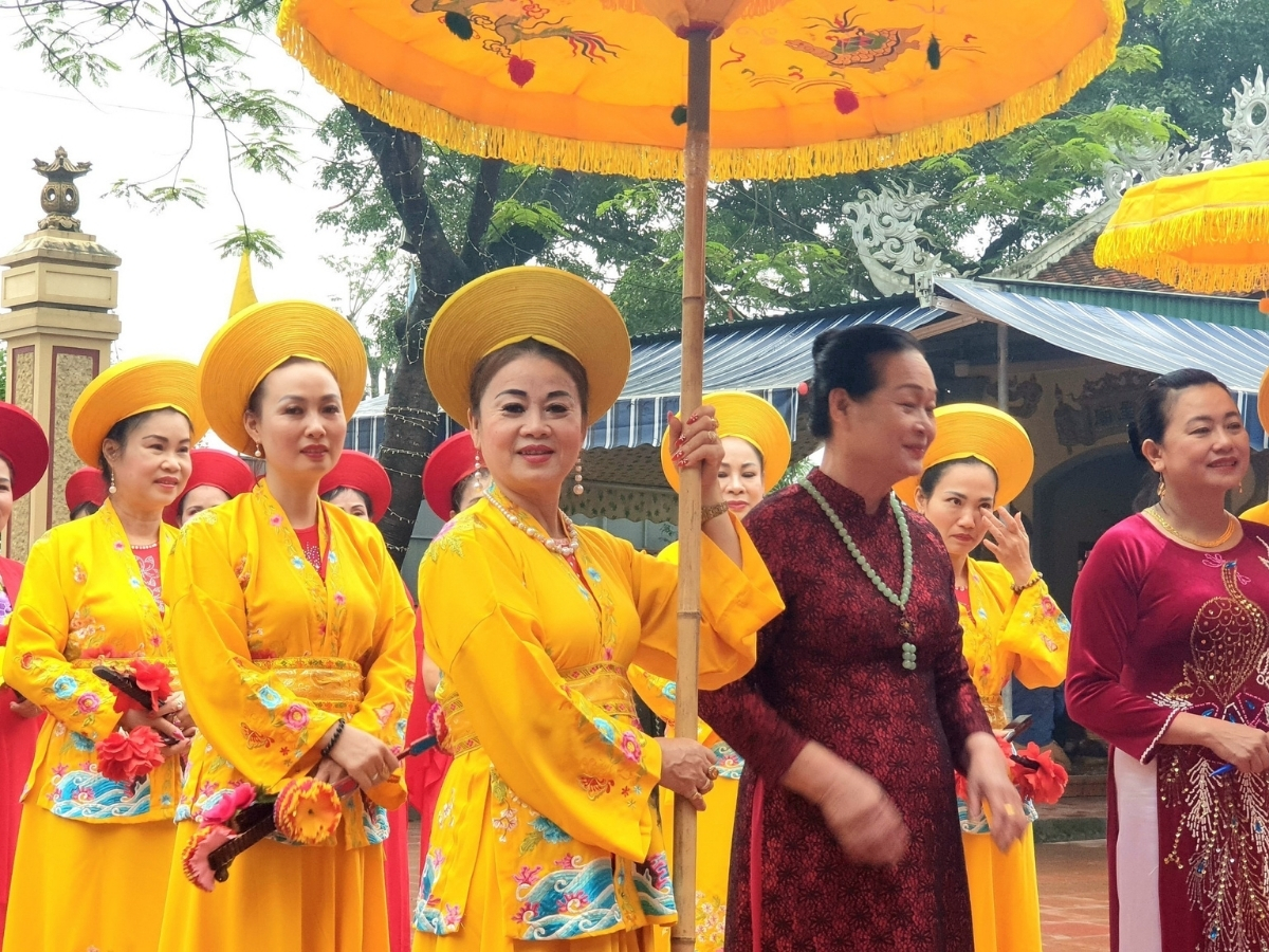 Nghệ nhân, Trần Thị Hoà tham gia liên hoan tại Phủ Sung.