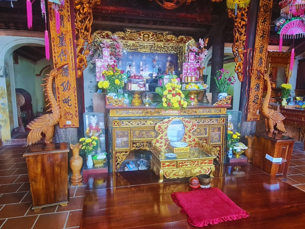 Không gian thờ tự phía trong Phủ Sung. 