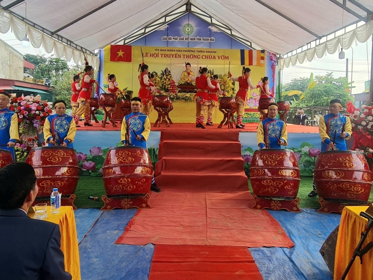 Lễ hội chùa Vồm được tổ chức vào tháng 2 âm lịch. 