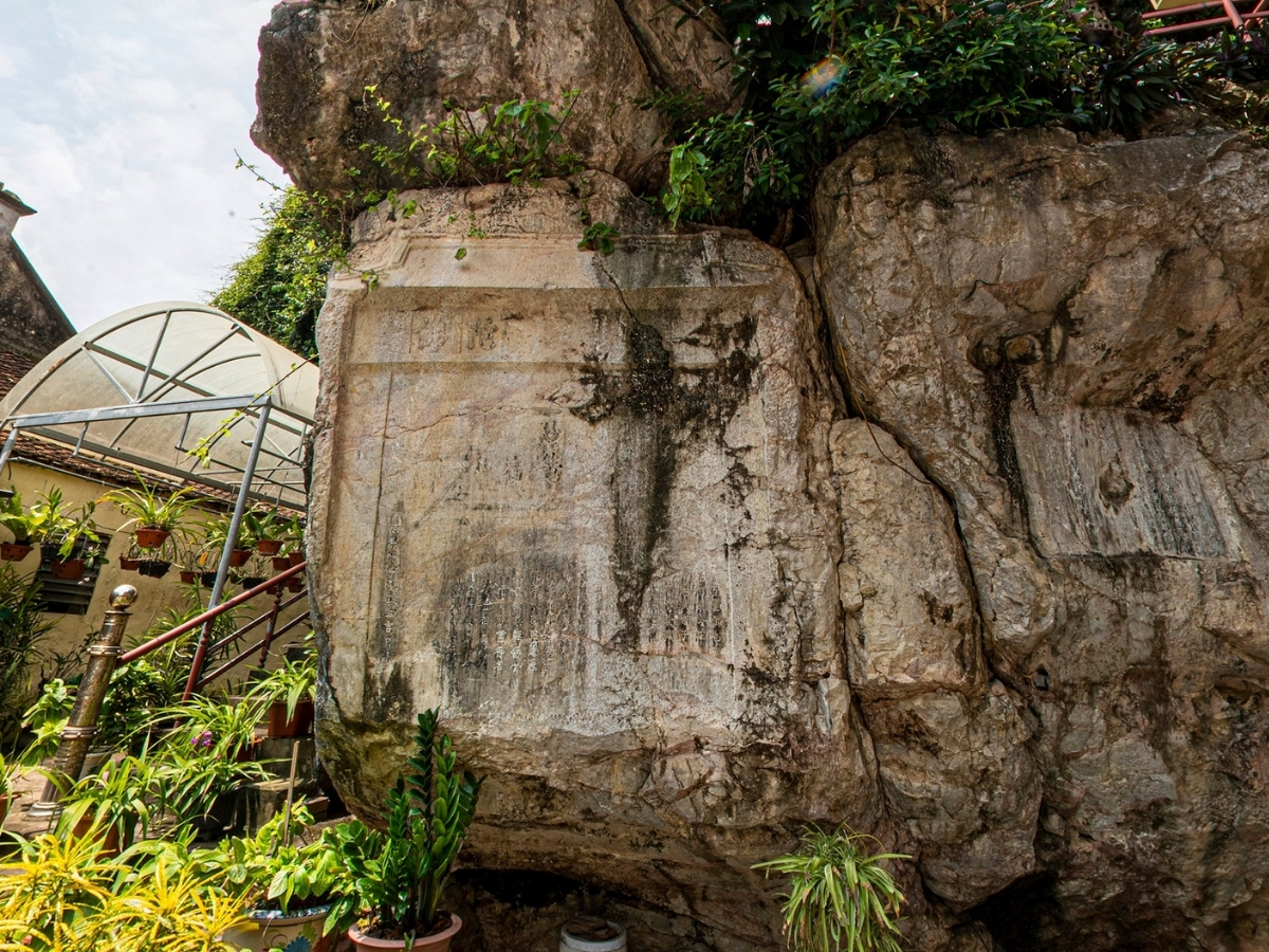 Bài thơ cổ được khắc trên vách đá tại chùa Vồm. 