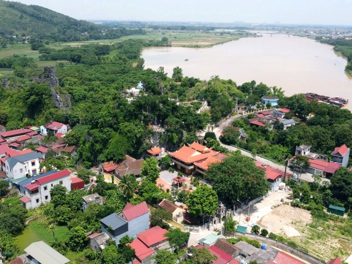 Toàn cảnh chùa Vồm nhìn từ trên cao xuống.