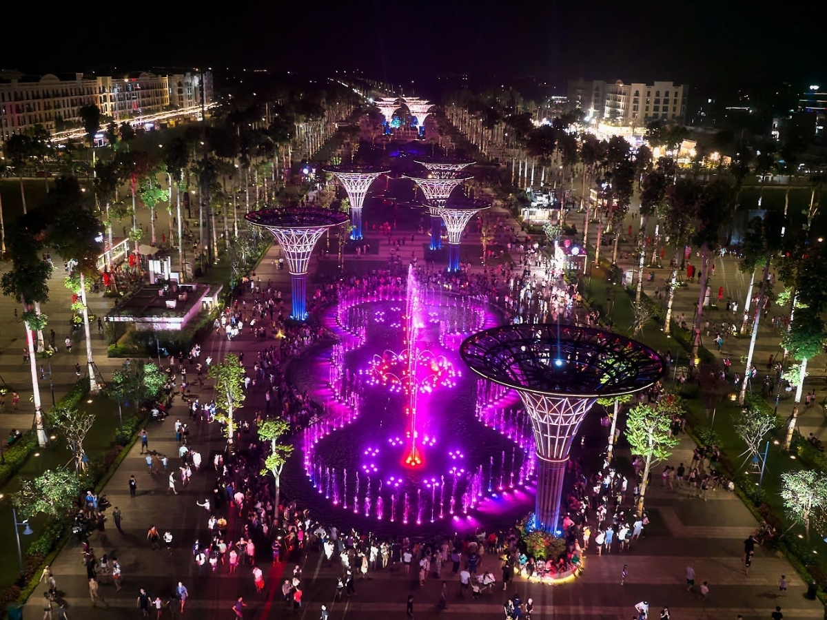 Quảng trường biển là địa điểm không thể bỏ qua khi đến Sầm Sơn.