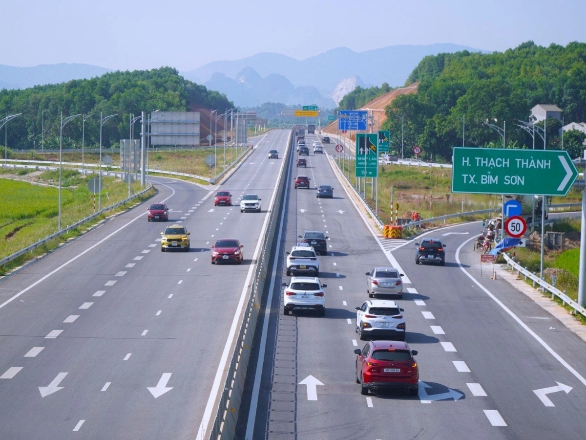 Nhiều du khách lựa chọn phương tiện cá nhân cho hành trình đén với Thanh Hóa.