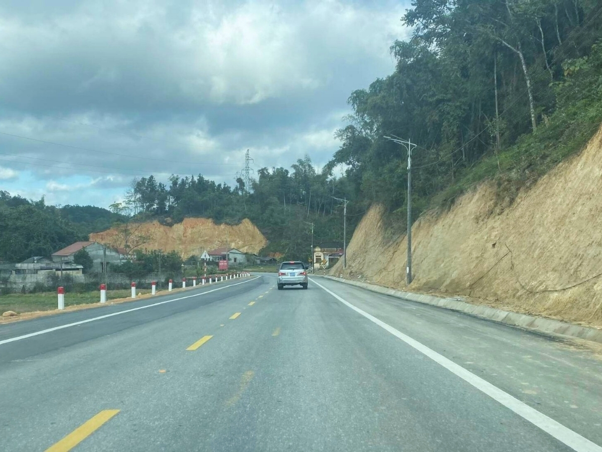 Quốc lộ 4A đoạn qua địa phận Cao Bằng.