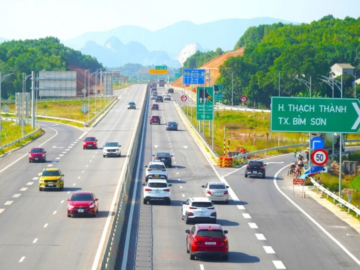 Nhiều du khách lựa chọn ô tô cá nhân cho hành trình Vinh đến Thanh Hóa.