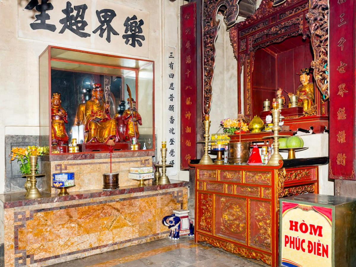 Không gian thờ tự phía trong chùa Thanh Hà. 