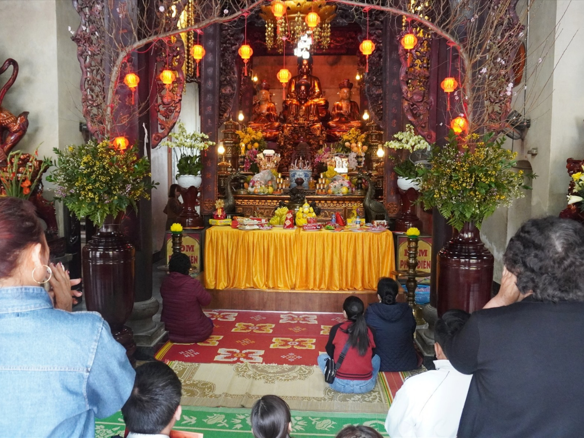 Du khách thường lựa chọn chùa Thanh Hà làm nơi làm lễ cầu bình an. 