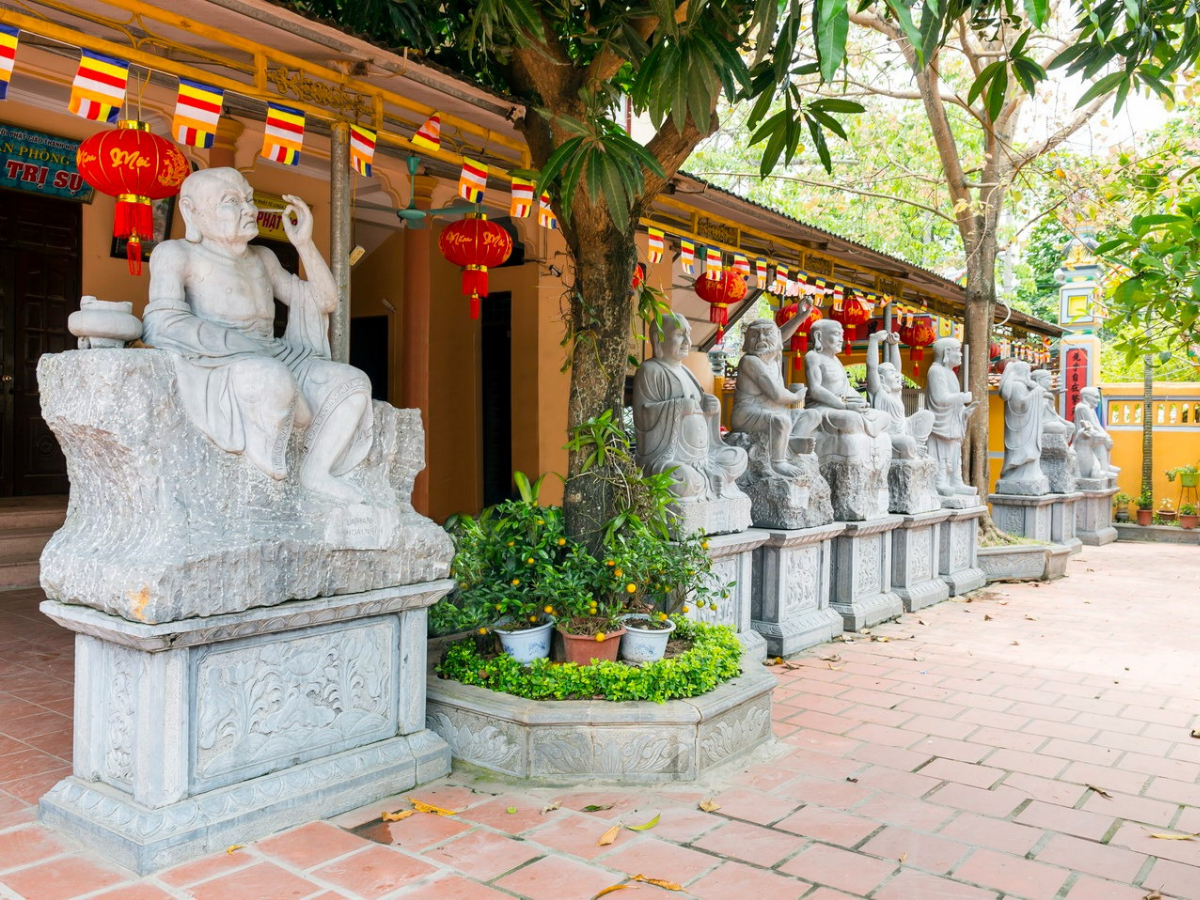 Các pho tượng đá nổi bật tại chùa Thanh Hà.