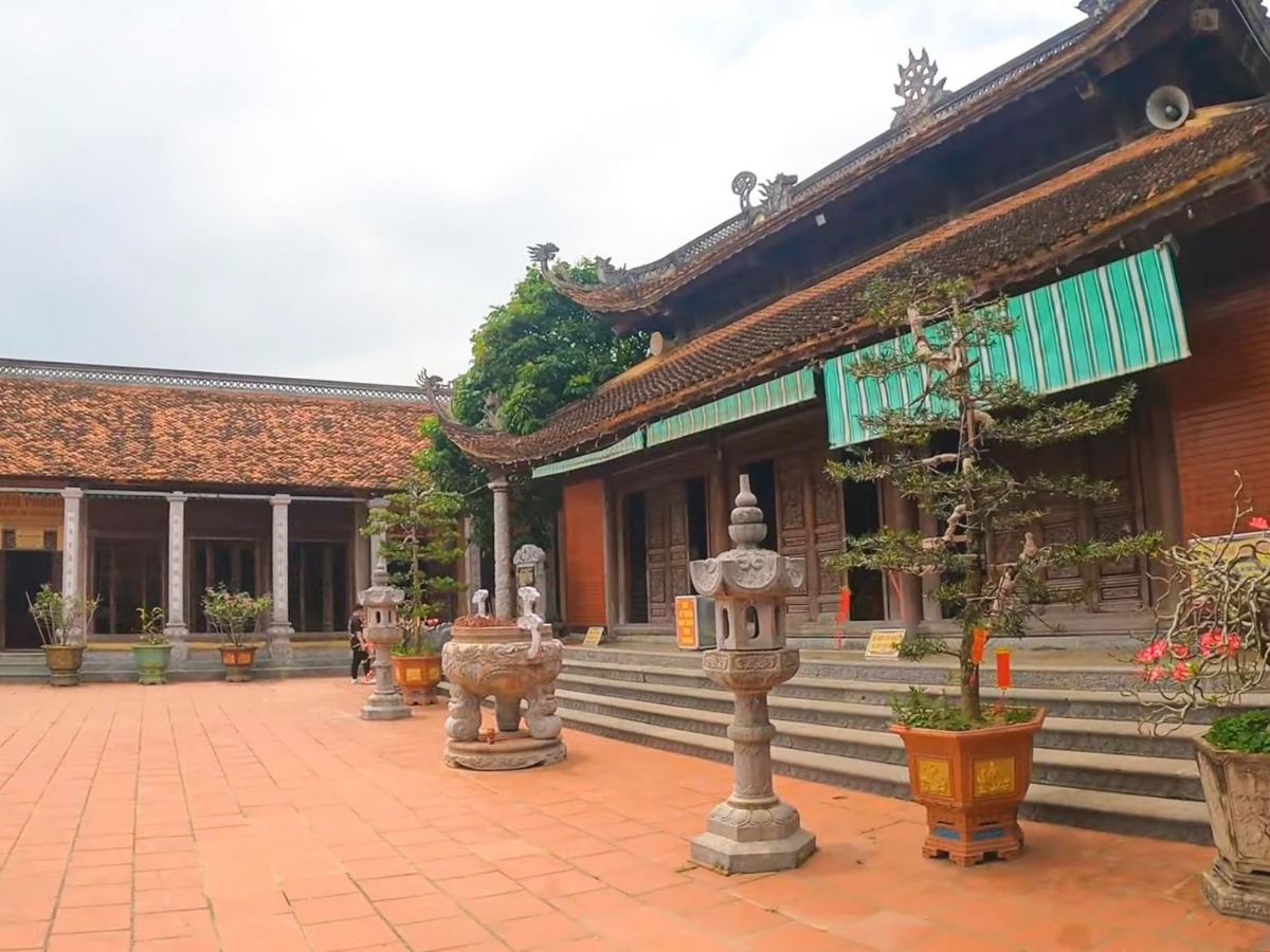 Không gian kiến trúc bên trong chùa Sùng Ngiêm Diên Thánh.