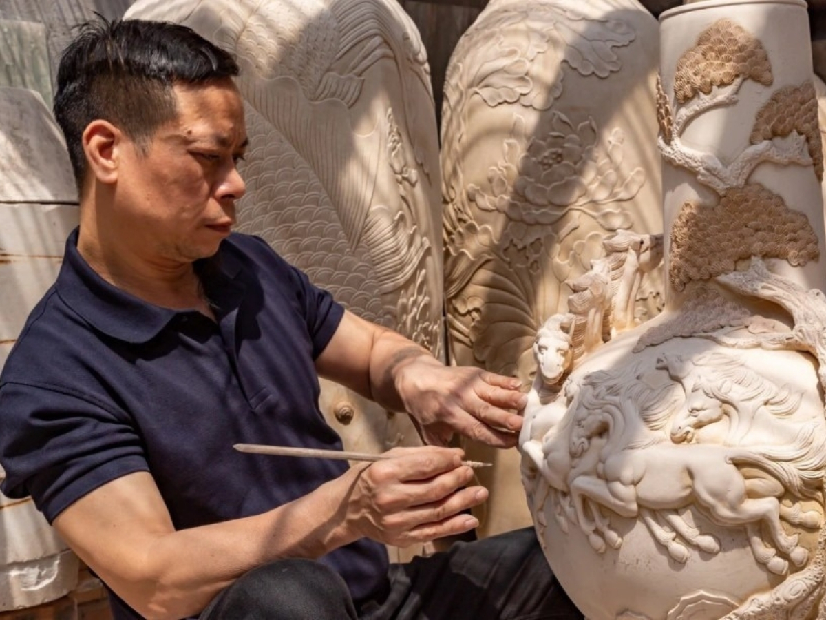 Nghệ nhân đá tại làng Nhồi truyền lại nghề truyền thống qua nhiều thế hệ. 