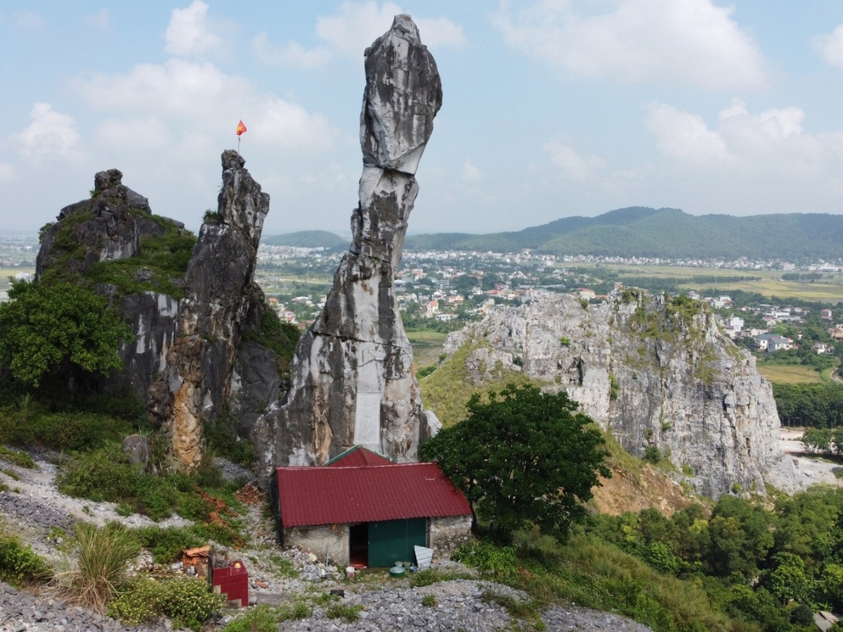 Làng Nhồi nằm dưới chân ngọn núi cùng tên tại Thanh Hóa. 