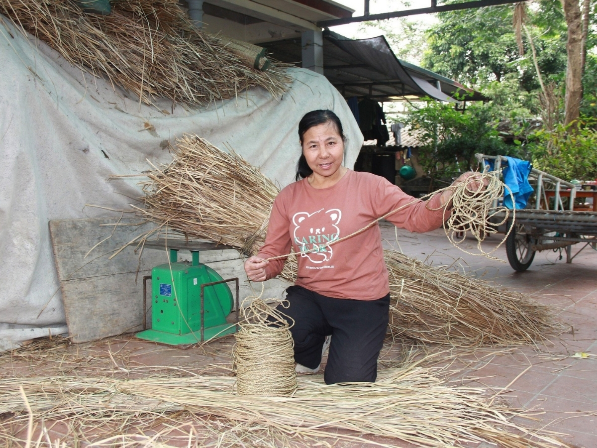 Công đoạn chẻ cói trong quá trình làm chiếu Nga Sơn. 