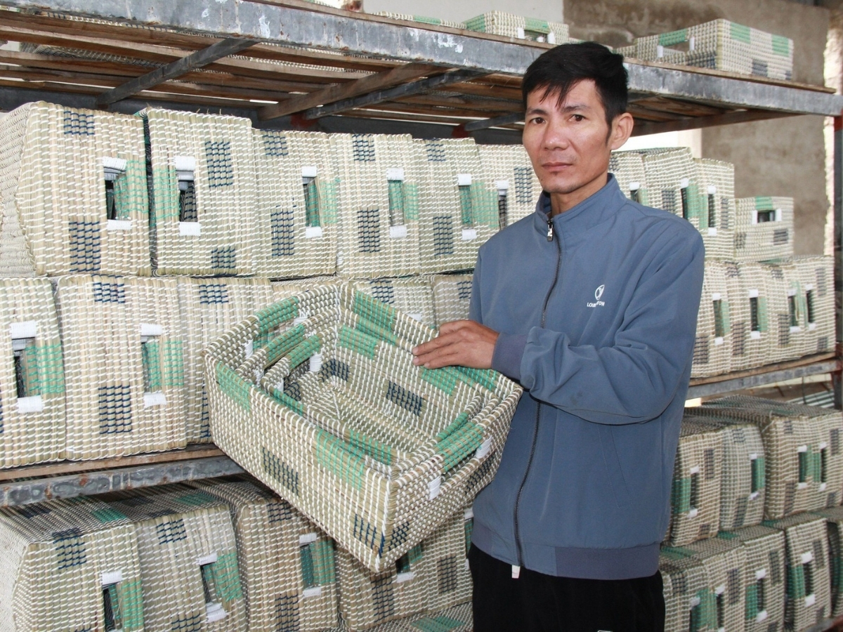 Các nghệ nhân gắn bó với nghề làm chiếu tại Nga Sơn.