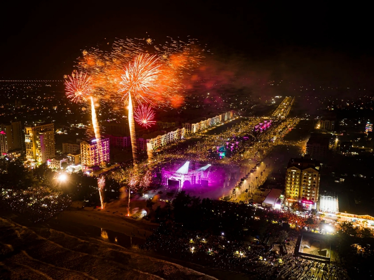 Quảng trường biển là trung tâm của phố biển Sầm Sơn.