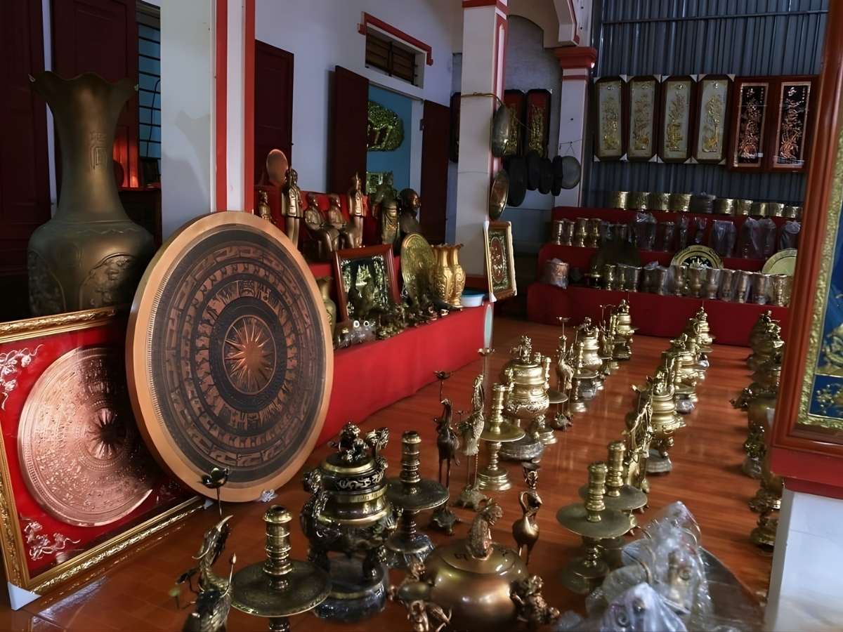 Không gian trưng bày lại làng Trà Đông. 