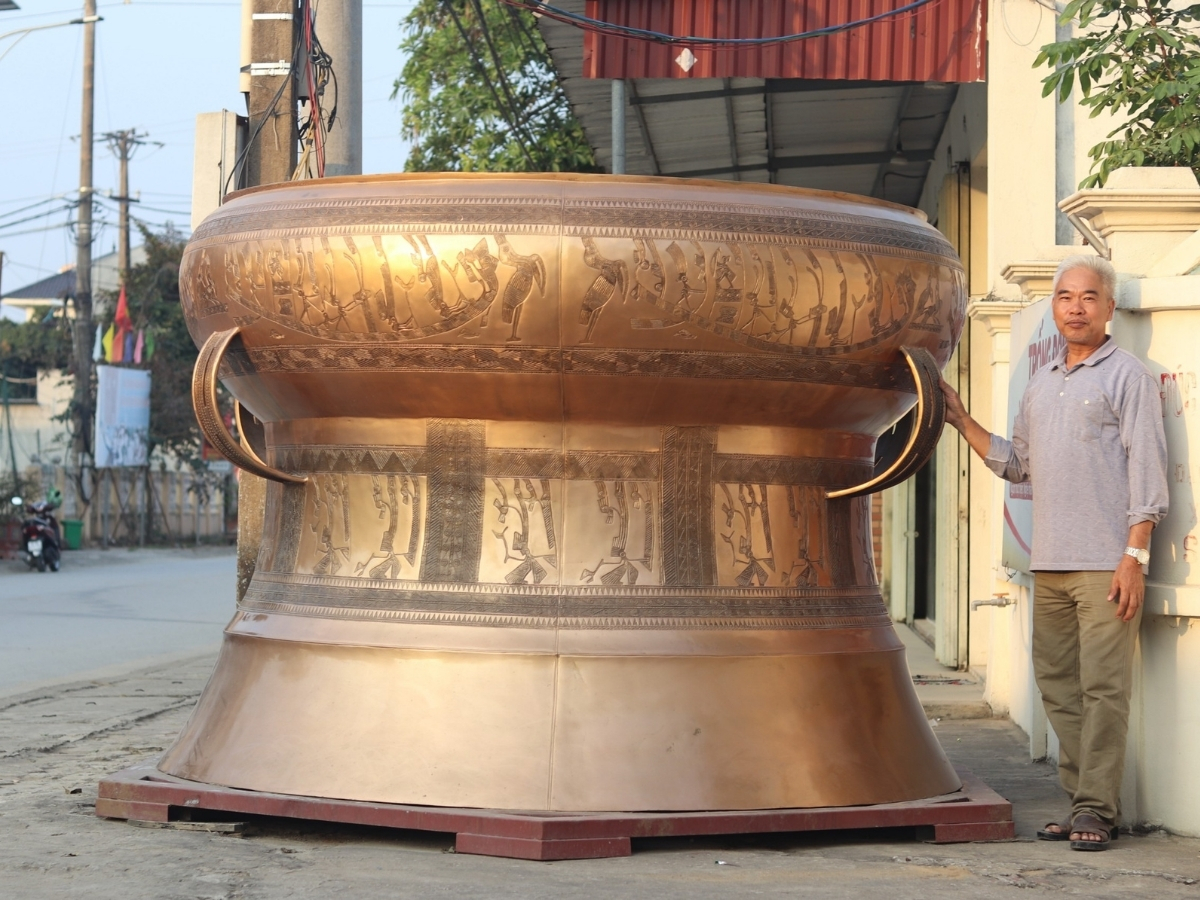 Chiếc trống đồng giữ kỉ lục Việt Nam tại làng Trà Đông.