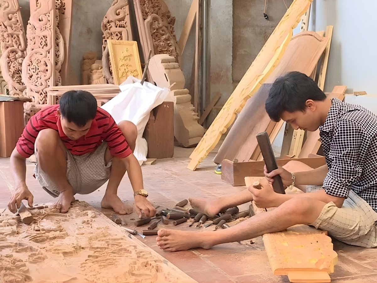 Các nghệ nhân gắn bó với nghề mộc qua nhiều thế hệ. 