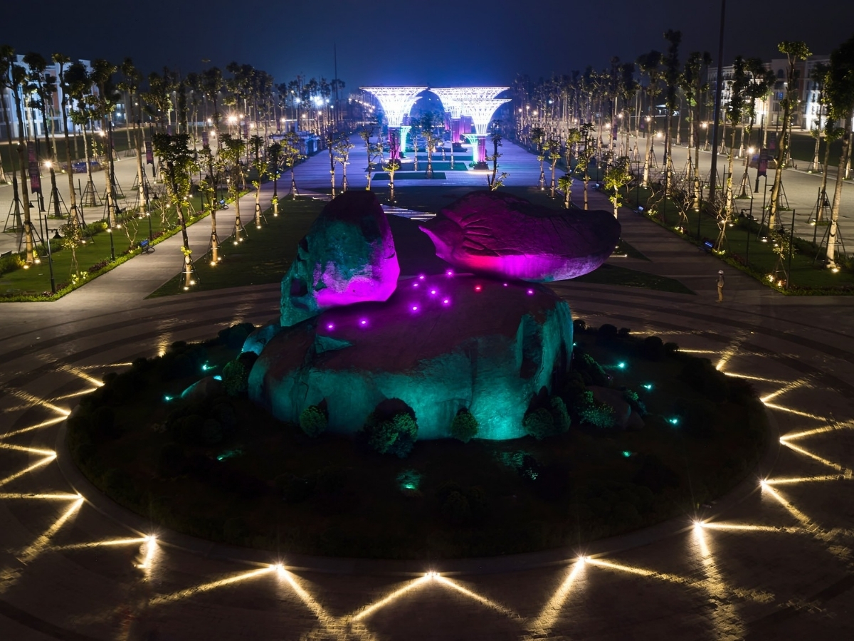 Quảng trường biển là địa điểm không thể bỏ qua khi ghé thăm Sầm Sơn.