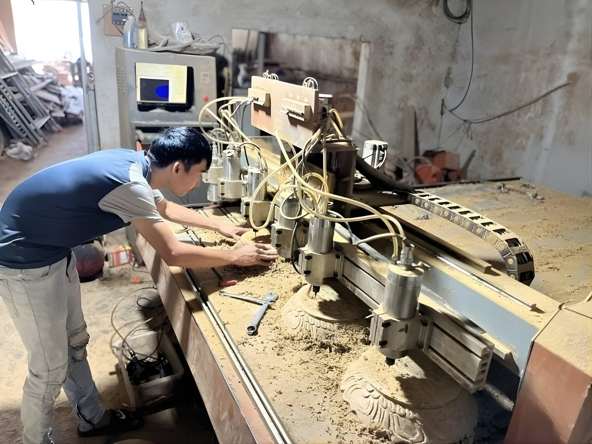 Cơ sở sản xuất gỗ tại Đạt Tài ứng dụng công nghệ hiện đại .