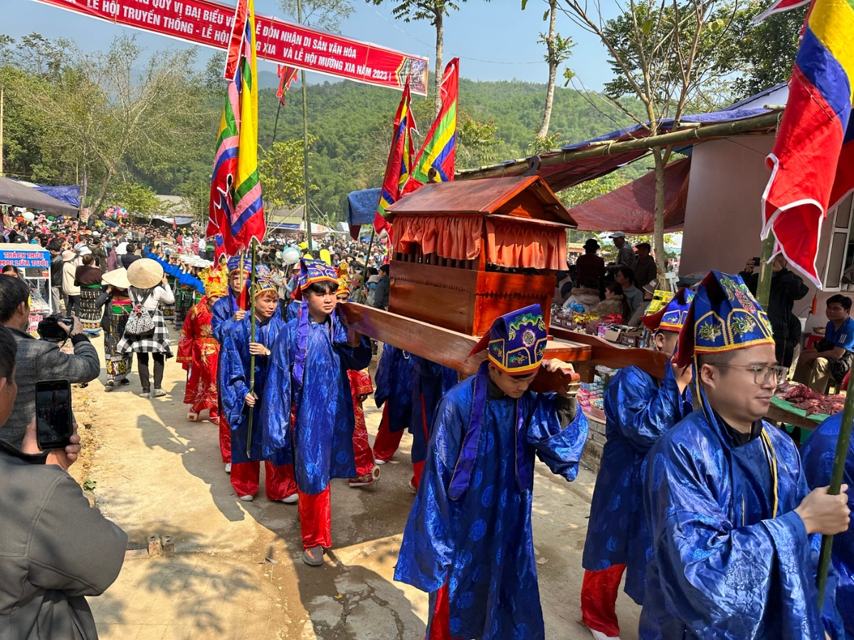 Nghi thức rước đá vía được thực hiện long trọng, trang nghiêm.