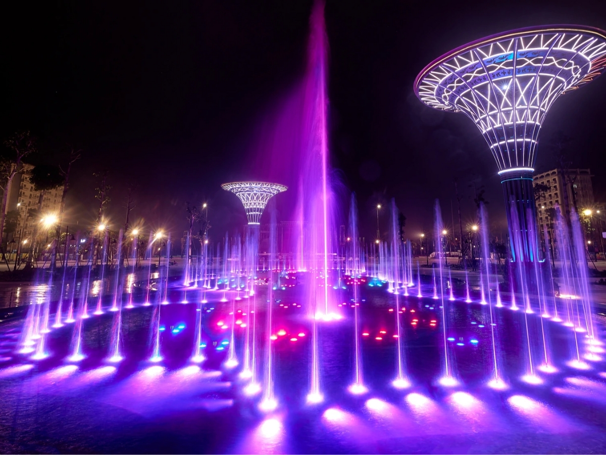 Khung cảnh lung linh, rực rỡ sắc màu tại quảng trường biển Sầm Sơn. 