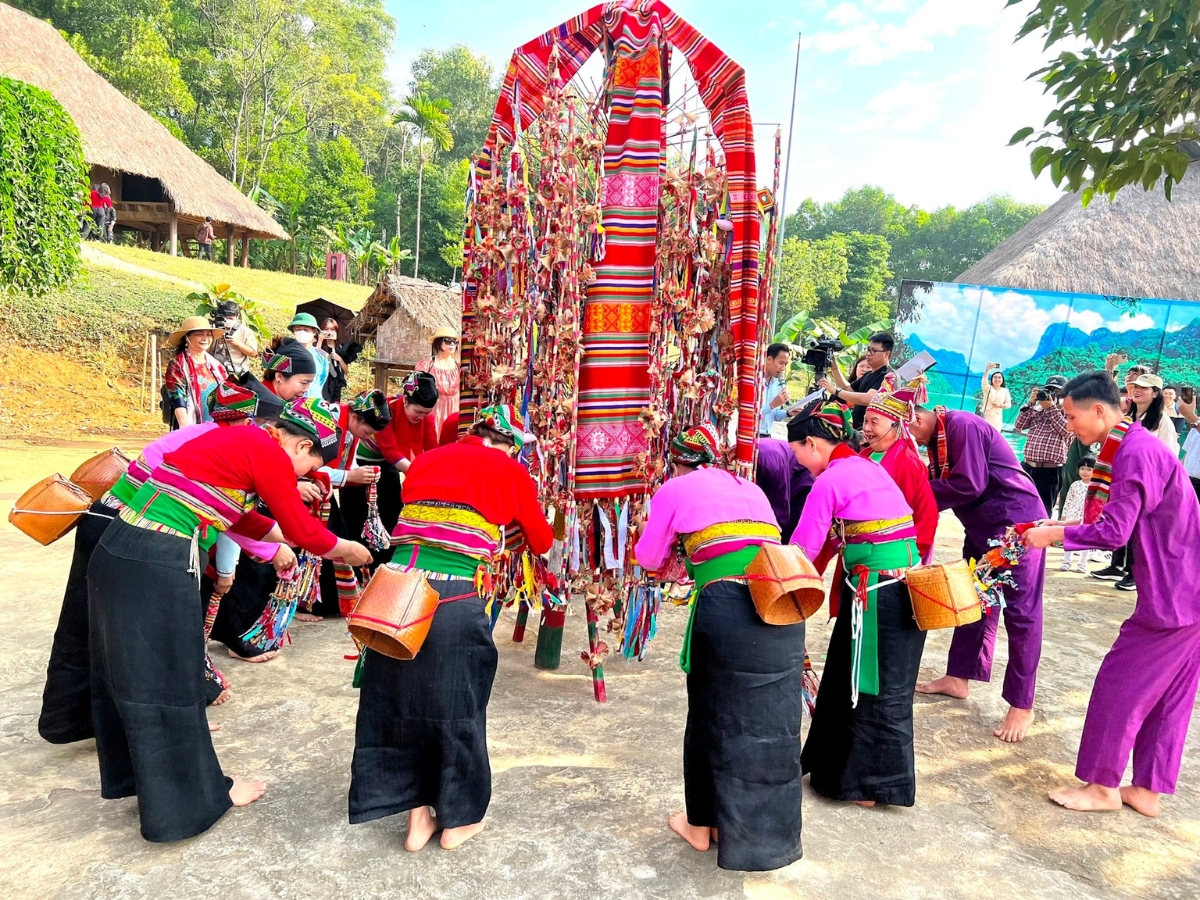 Pôồn Pôông là một lễ hội dân gian đặc sắc của đồng bào dân tộc Mường ở Thanh Hóa. 