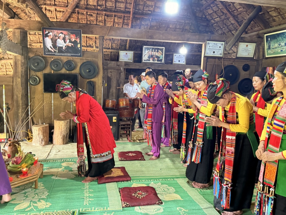 Phần nghi lễ được thực hiện trang nghiêm do Ậu Máy đứng ra chủ trì.