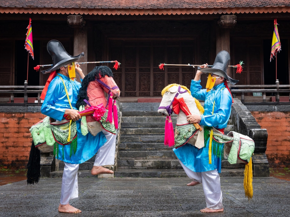 Trò Xuân Phả gồm năm điệu múa dân gian, mô phỏng hình ảnh các nước lân bang đến chúc mừng vua Đại Việt. 