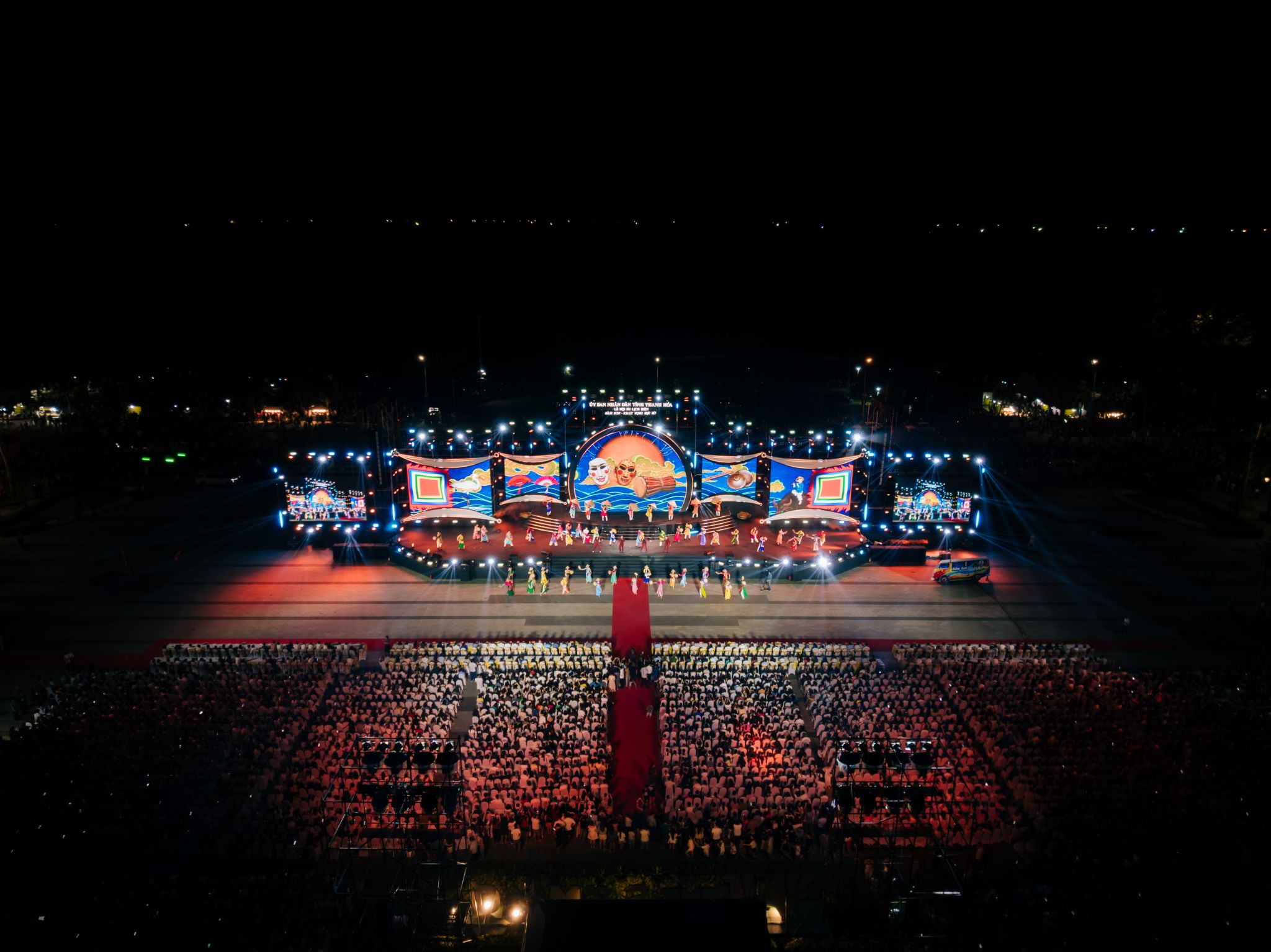 Không gian sân khấu hoành tráng, kết hợp công nghệ tạo hiệu ứng thị giác ấn tượng