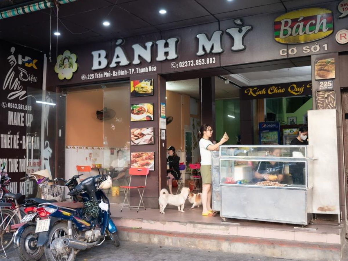 Quán Bánh Mỳ Bách là lựa chọn lý tưởng trong hành trình ăn đêm. 