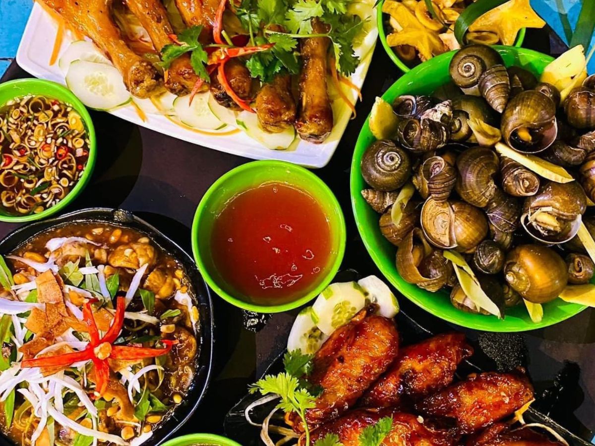 Ốc Bến Ngự Thanh Hóa là điểm đến ăn đêm nổi tiếng của du khách.
