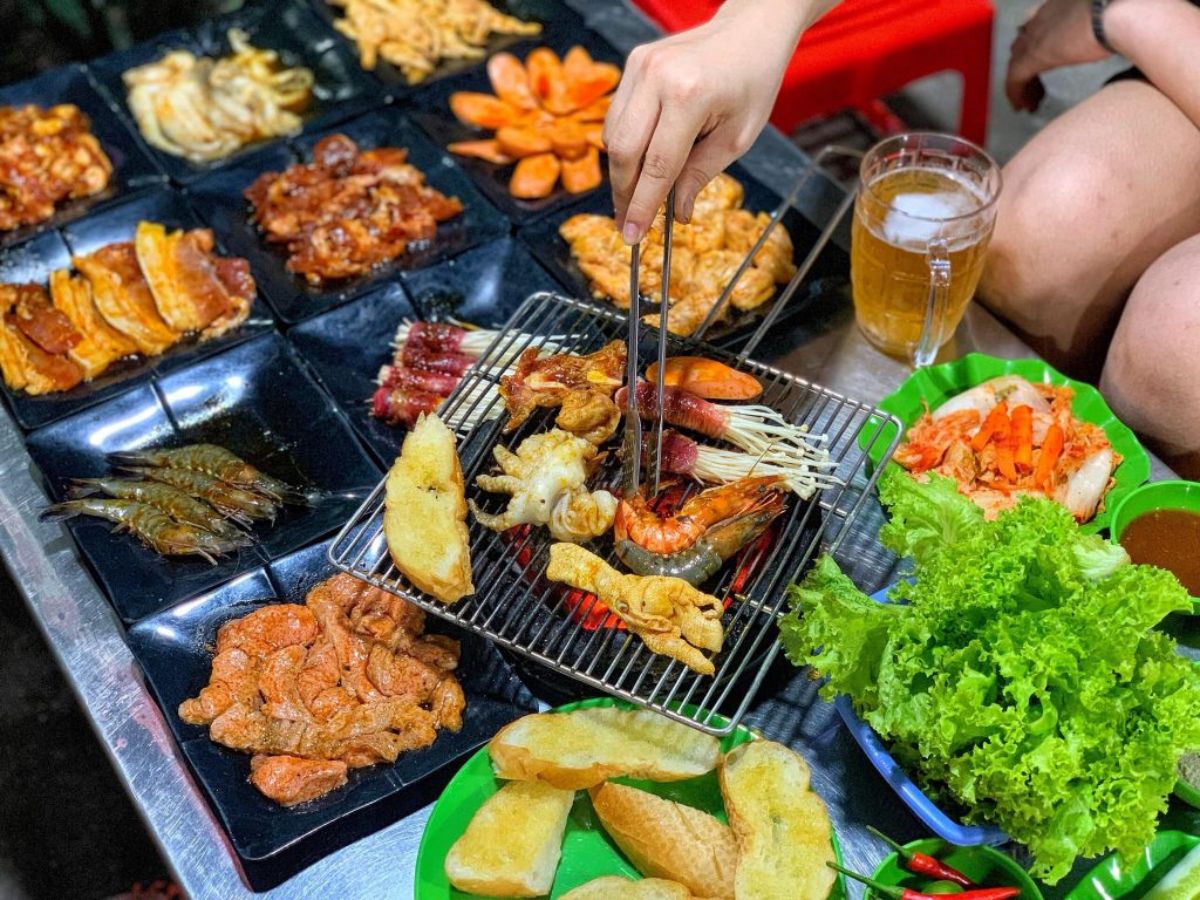 Văn hóa ăn đêm gắn liền với những quán ăn đường, công việc về đêm của người dân. 