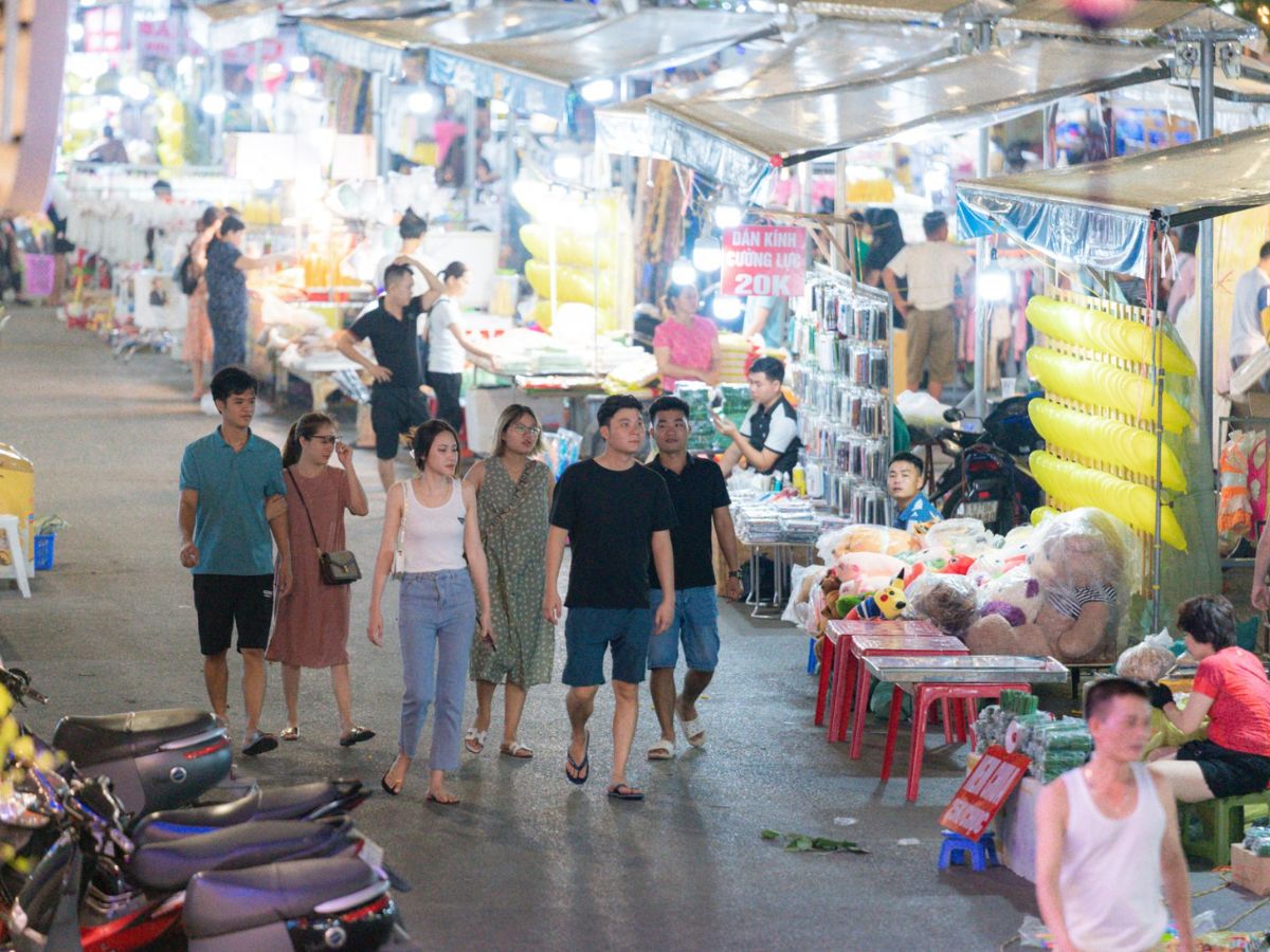 Chợ đêm Sầm Sơn mở cửa từ 18:30 - 23:30 tùy mùa để phục vụ người dân và du khách. 