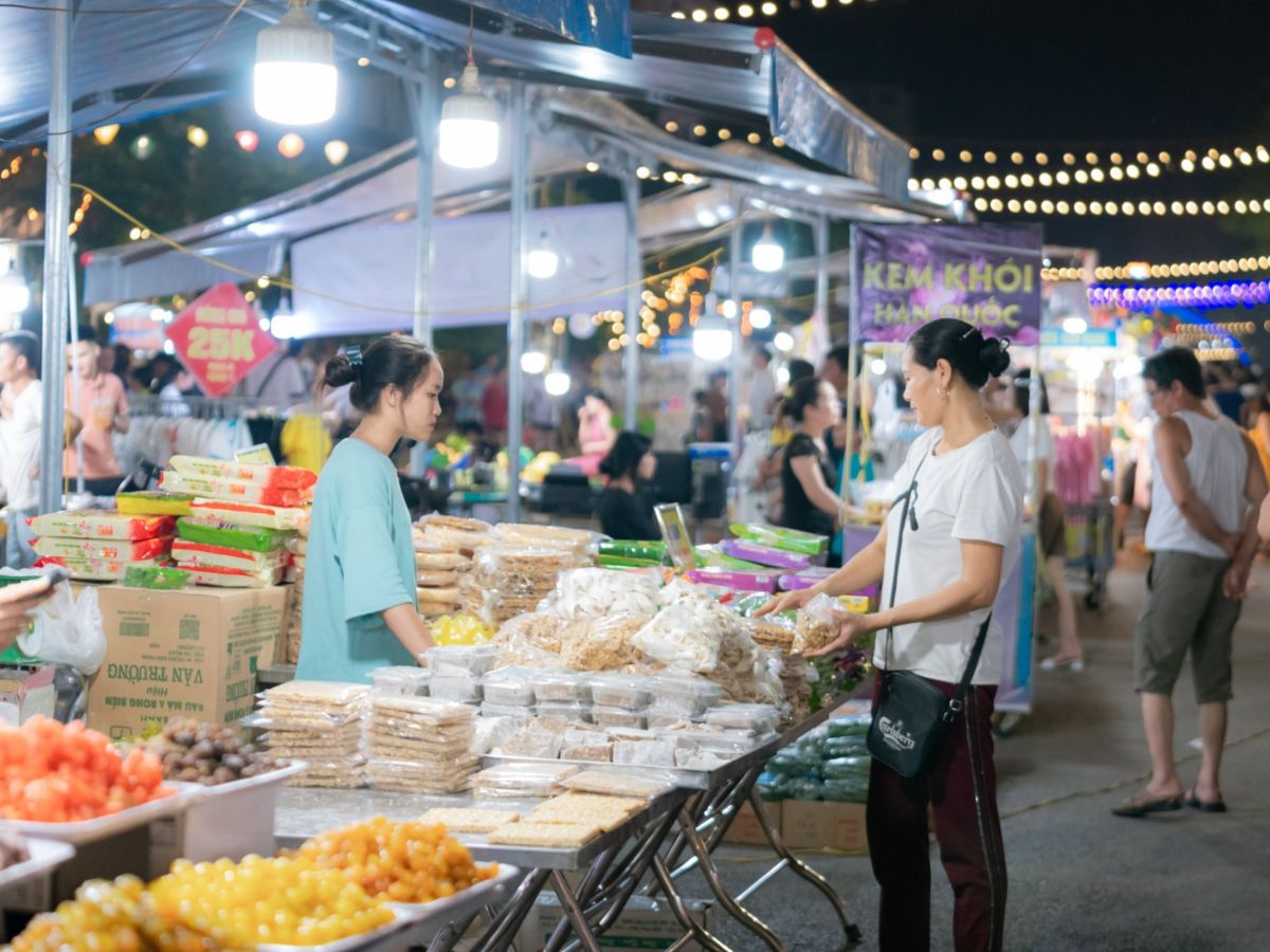 Chợ đêm Sầm Sơn với gần 200 gian hàng trưng bày quà tặng lưu niệm, đặc sản địa phương.