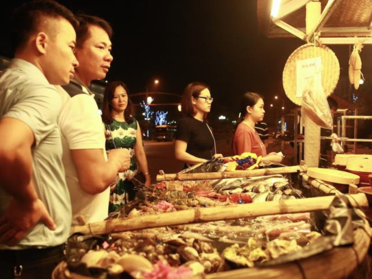 Khu ẩm thực chợ đêm Sầm Sơn đa dạng sự lựa chọn hải sản và đặc sản địa phương.
