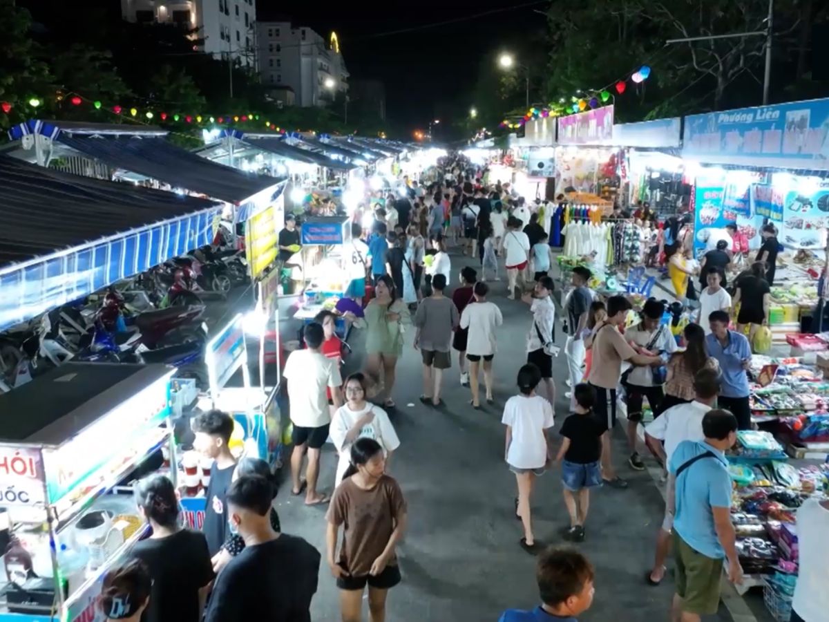Du khách nên mặc trang phục thoải mái để khám phá hết được không gian phố biển về đêm.