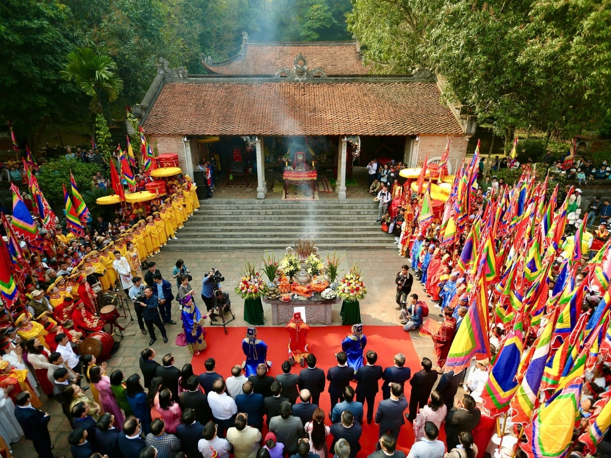 Khung cảnh lễ hội truyền thống đền Bà Triệu.