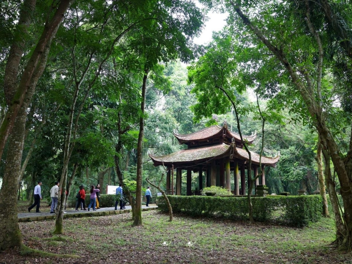 Khuôn viên xung quanh bia Vĩnh Lăng. 
