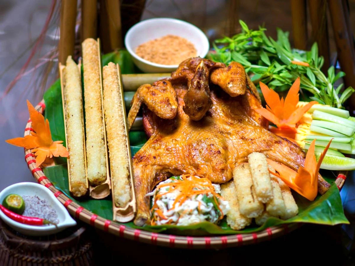 Cơm lam Pù Luông là món cơm nếp được nấu trong ống tre hoặc nứa tươi, sau đó nướng chín trên than củi hồng.