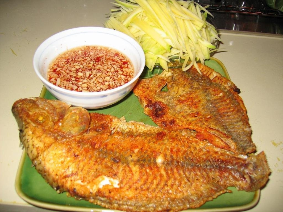 Món cá rô Đầm Sét chiên vàng là cách chế biến phổ biến nhất, lưu giữ trọn vẹn hương vị tự nhiên của loài cá này.