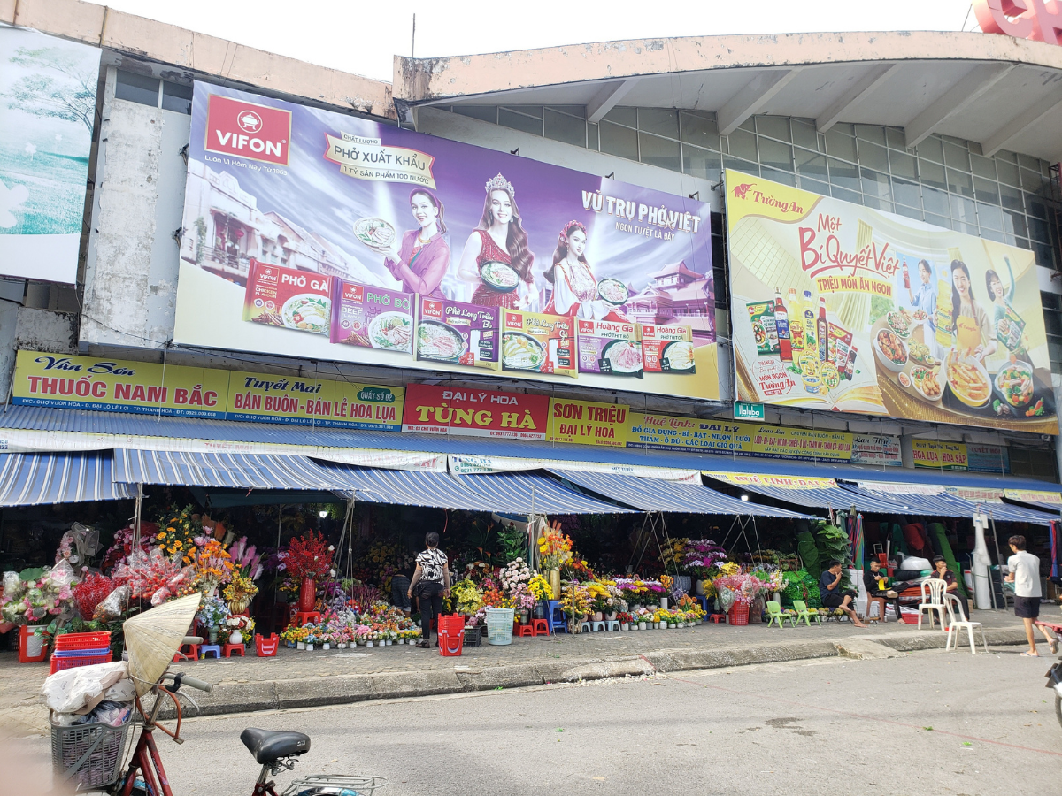Khu vực kiot bên ngoài chợ Vườn Hoa.