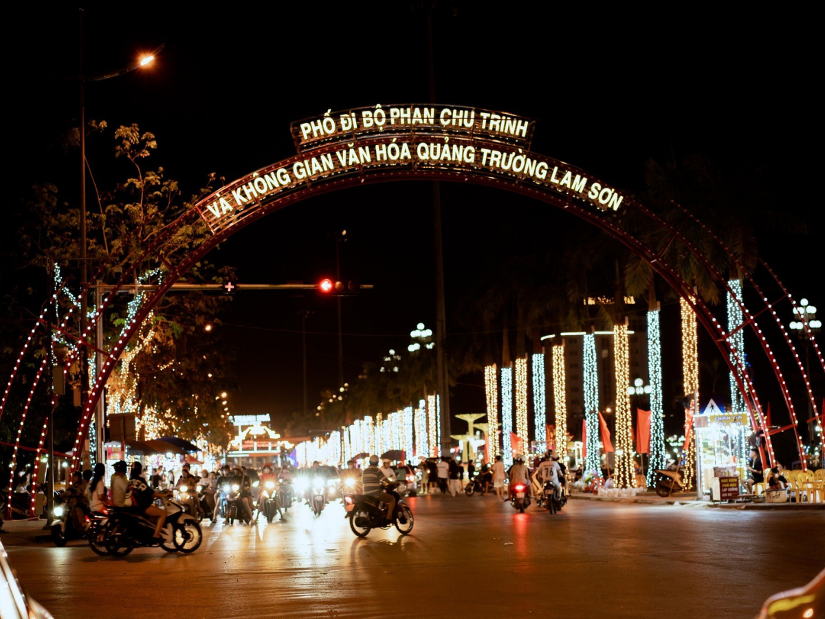 Quảng trường Lam Sơn là điểm không thể bỏ qua khi ghé thăm Thanh Hóa.