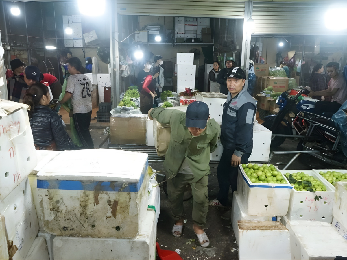 Chợ đầu mối Đông Hương phục vụ đa dạng các loại rau củ. 