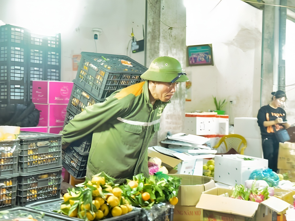 Khung cảnh thương lái nhập hàng vào buổi đêm tại chợ đầu mối Đông Hương.