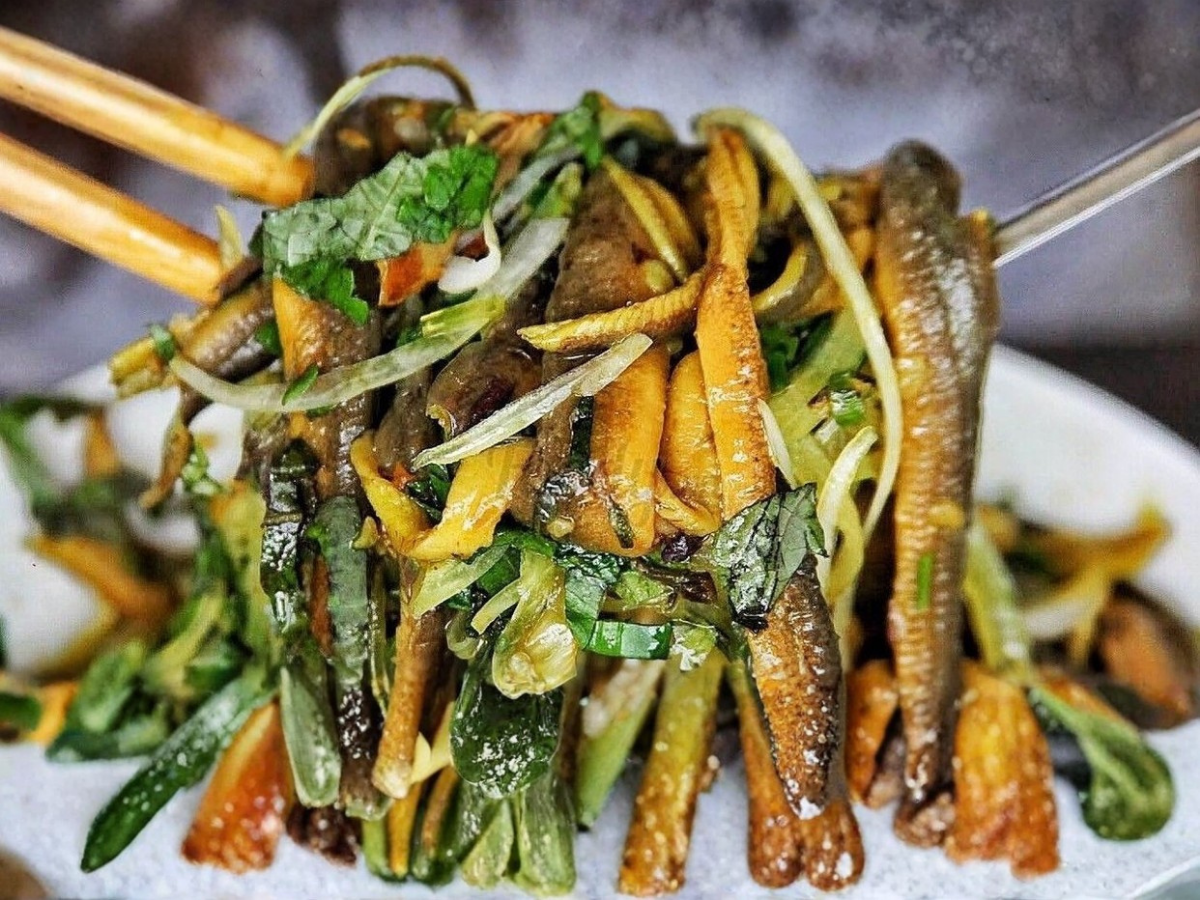 Nên thưởng thức cháo lươn lúc còn nóng hổi. 