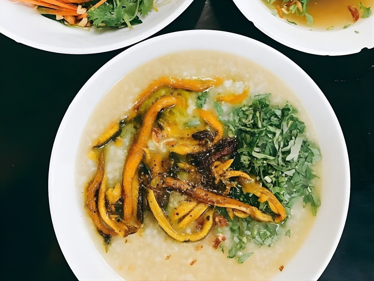 Cháo lươn Thanh Hóa là sự hòa quyện giữa lươn và gia vị đặc trưng. 